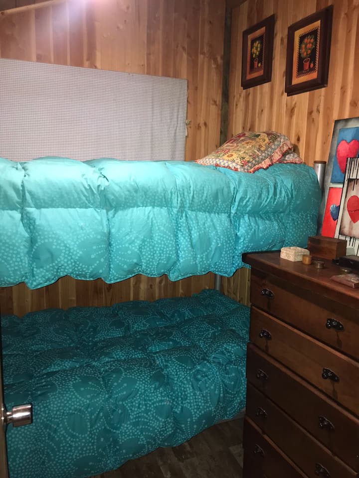 ห้อง 5/เตียงสองชั้นและห้องน้ำในตัว