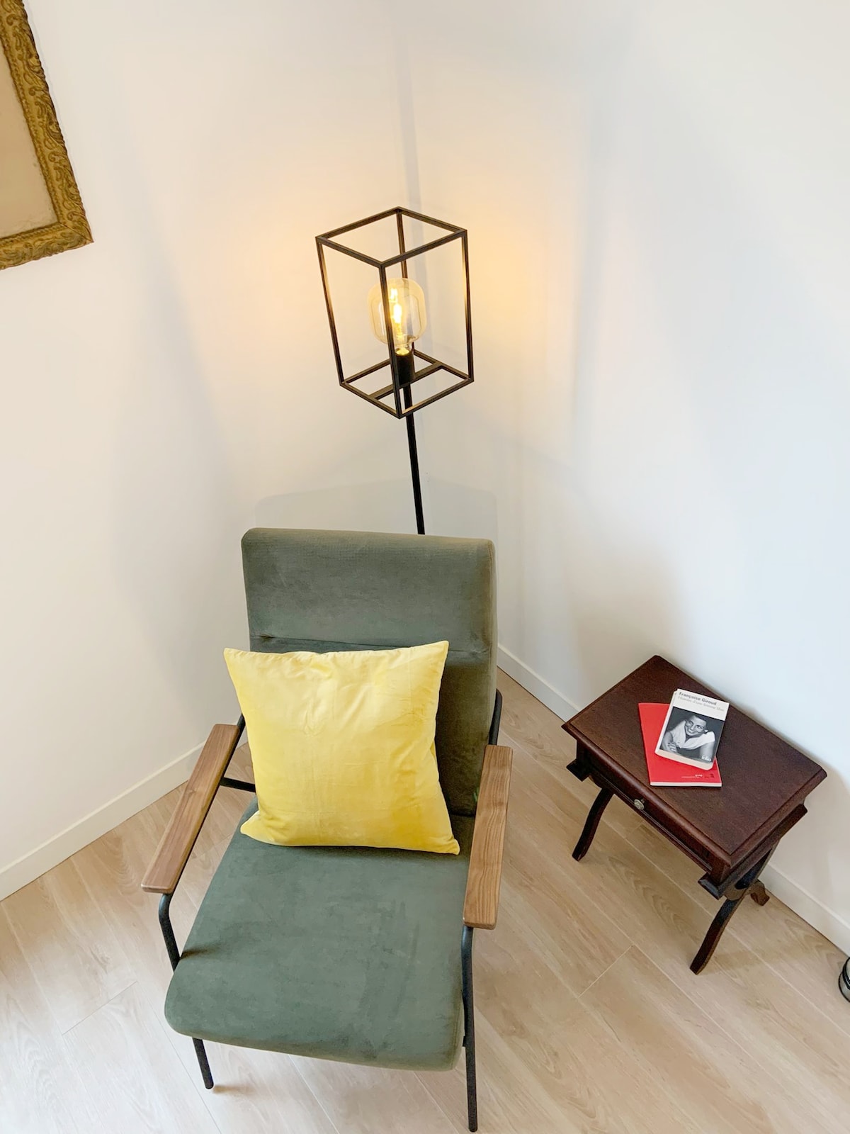 Საკითხავი კუთხე სამაგისტრო კომპლექტში (საძინებელი 1)