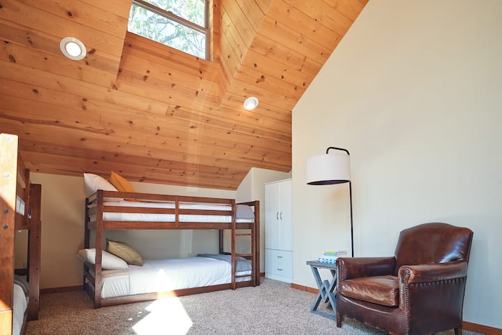 Помещението на лофта разполага с детски книги и игри за всички възрасти