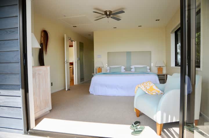 The Retreat: dormitorio con cama tamaño súper king