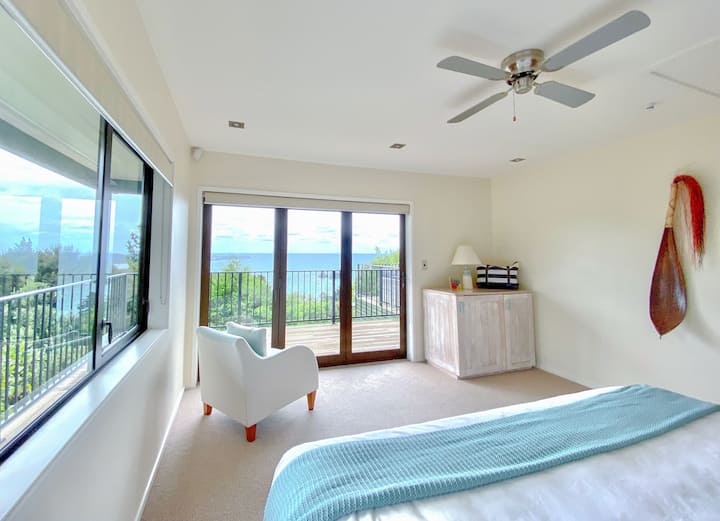 The Retreat: dormitorio con cama tamaño súper king y vistas al mar