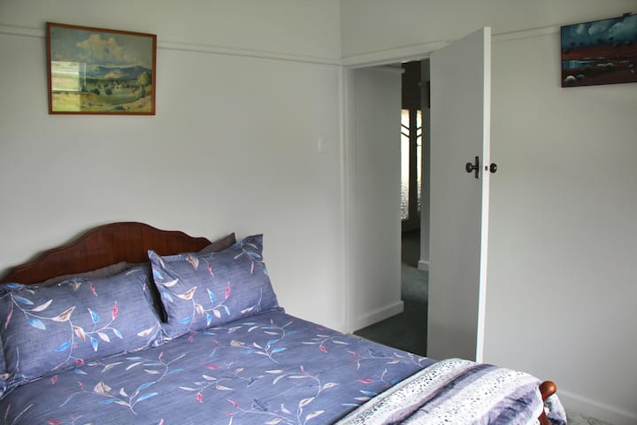 ห้องนอนที่สองพร้อมเตียงคู่และวิวศิลปะถังสีฟ้า Wren