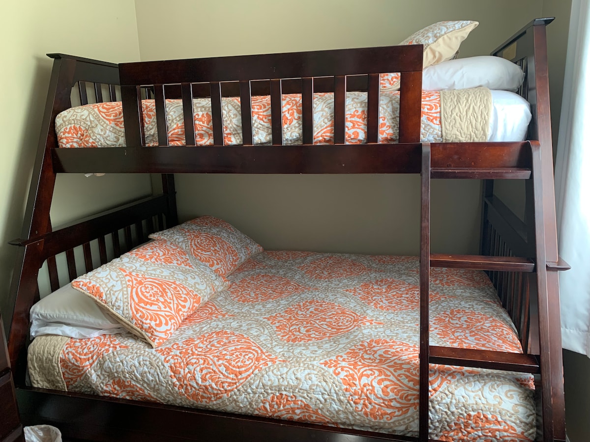 تحتوي غرفة النوم الثالثة على سرير كامل (أدناه) وسرير مزدوج (أعلاه)