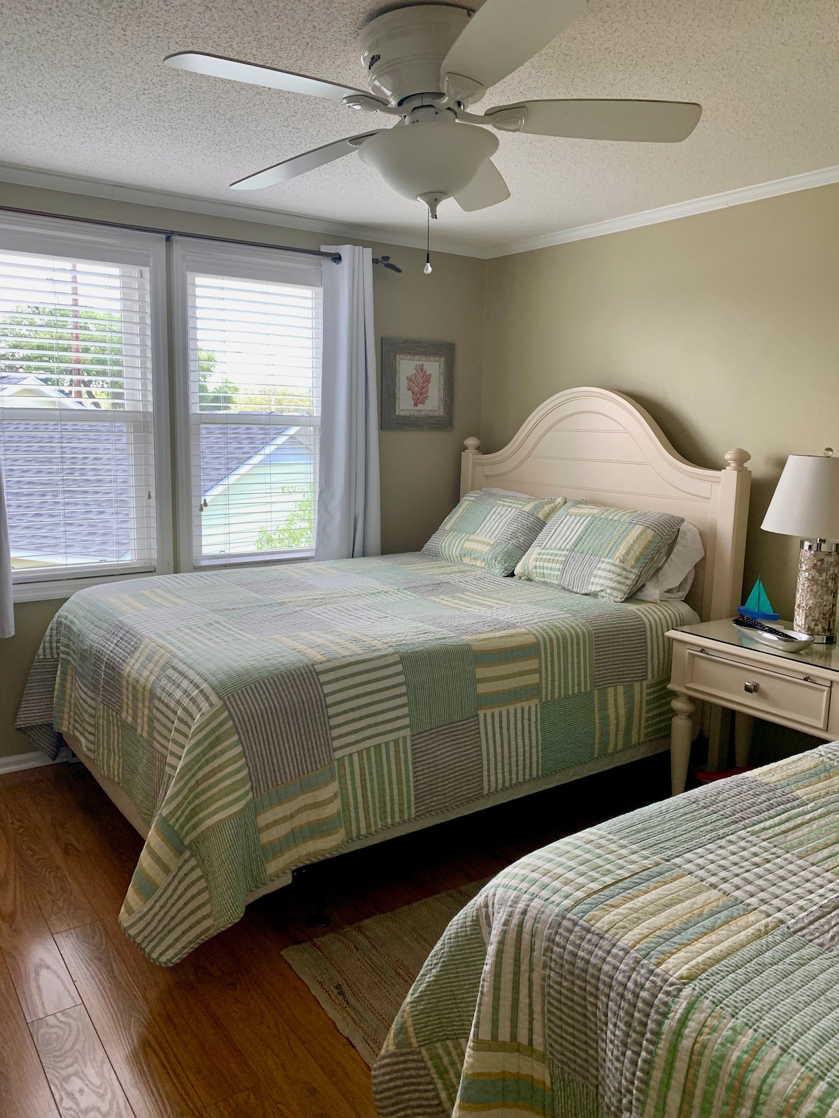 غرفة نوم كبيرة بسرير بحجم كوين وسرير مزدوج وخزانة ملابس.