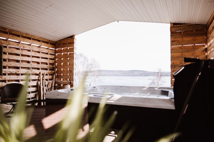 SeaBreeze Home by the Sea Waterfront+Hot Tub+BBQ