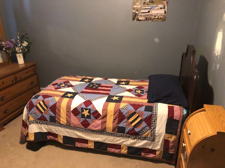 سرير فردي إضافي في المنزل إذا لزم الأمر.
50 دولارًا إضافيًا. اتصل لإجراء الترتيبات.
907-259-3235