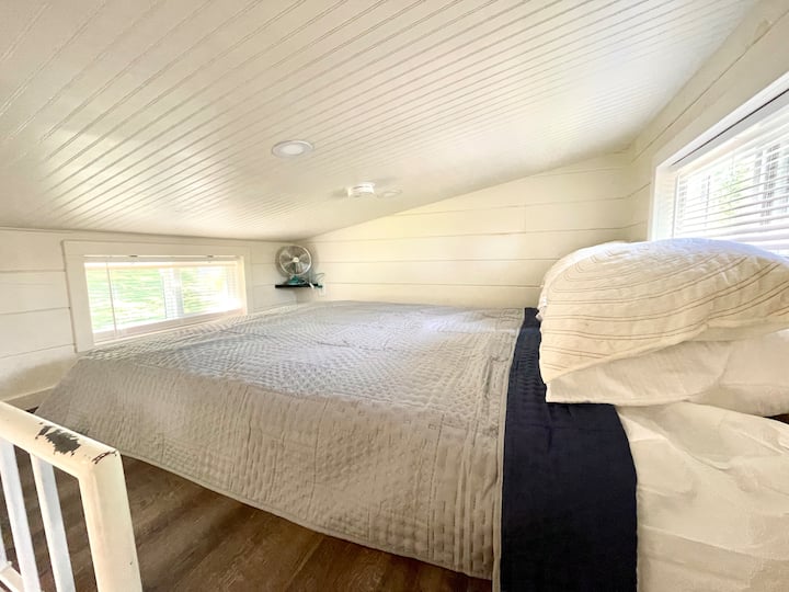 Pjesa e brendshme e një shtëpie të vogël - dhomë gjumi dopio "queen"