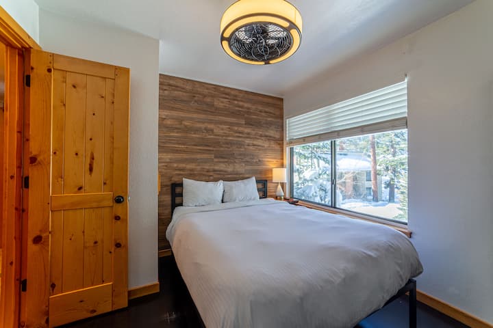 Primarna spavaća soba s bračnim krevetom. 