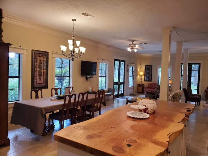 Main House - Enormous Sequoia Kitchen island and dining table to enjoy breakfast and meals. Pametni TV od 55 inča. Pogled na prirodu od 180 stupnjeva