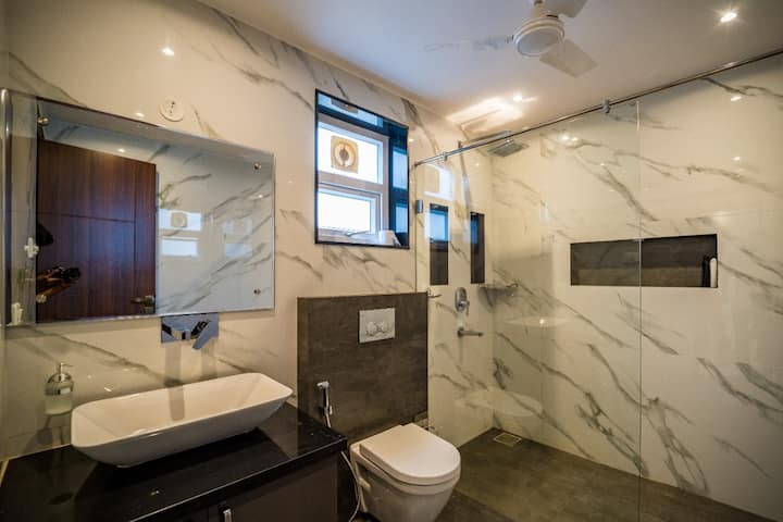 Full bathroom 1 image 1