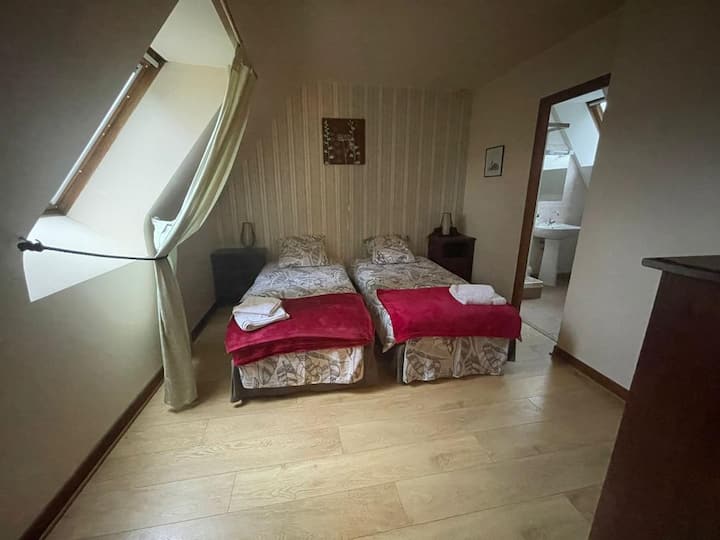 Spavaća soba 9 :
2 krevet 90 
° + kupaonica