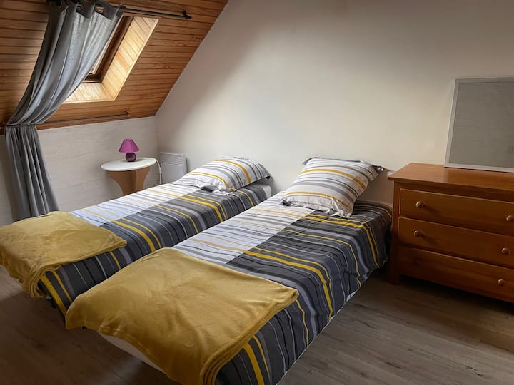 Spavaća soba 1 : 
2 kreveta 90
° + kupaonica