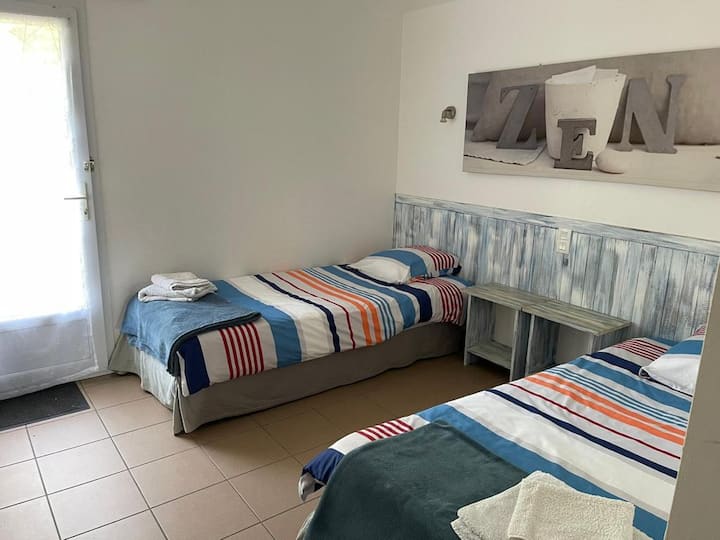 Spavaća soba 4 :
2 kreveta 90 
° + kupaonica