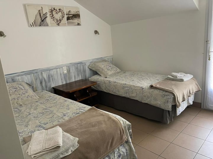 Spavaća soba 3 :
2 kreveta 90 
° + kupaonica