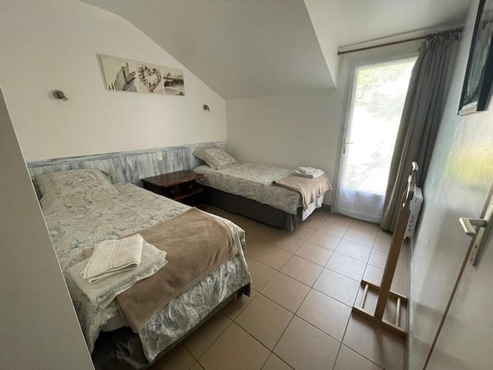 Spavaća soba 7 :
2 kreveta 90 
° + kupaonica