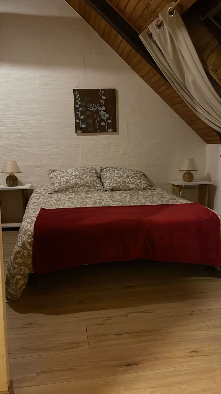 Spavaća soba 2 :
1 krevet 150 ° + 1 krevet 90
° + kupaonica