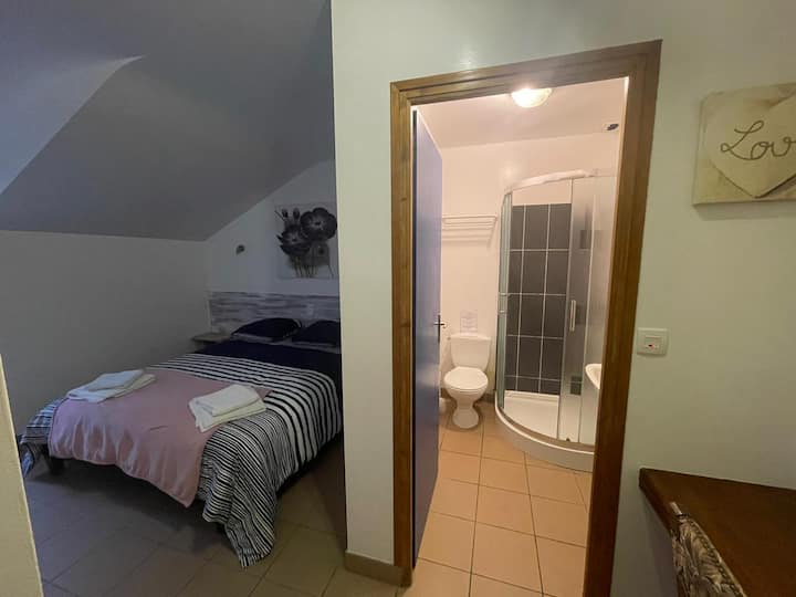 Spavaća soba 5 :
1 krevet 160 
° + kupaonica