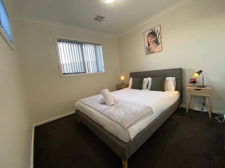 Спалня 3
Успокояваща спалня с щори.