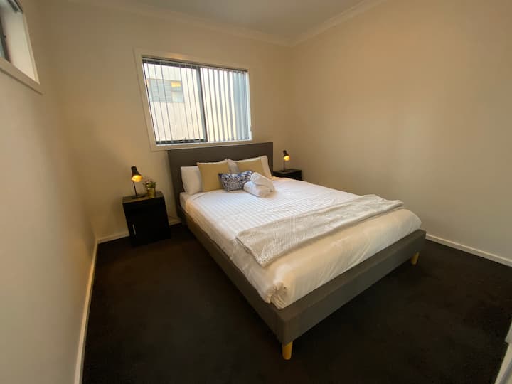 Спалня 2
Тази релаксираща спалня има шкаф с гладки плъзгащи се огледални врати, където можете да поставите дрехите и другите си вещи. Идеално място да се отпуснете и да се наспите добре.