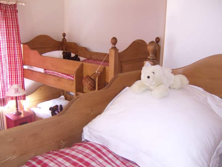 80 cm x 200 cmの子供用ベッド4台、Chambre des Manalasとも呼ばれています。