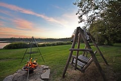 Scenic%2C+Serene+Lakefront+Cabin+%E2%80%94+Wood+Stove