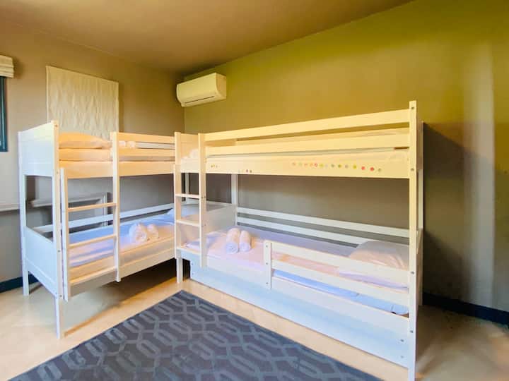 Obiteljska spavaća soba na prvom katu s 2 kreveta na kat 