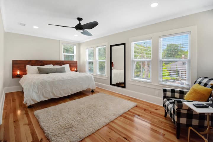 Ძირითად საძინებელში შესვლა. Ბევრი ბუნებრივი სინათლეა. Ეს ჩემი ერთ-ერთი უსაყვარლესი ოთახია.