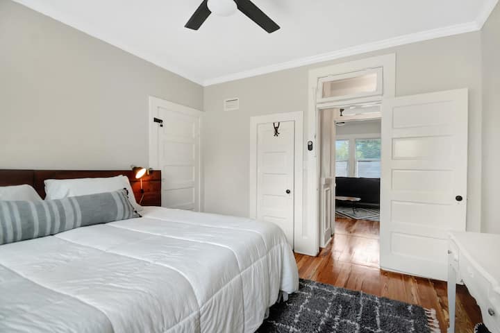 Ეს არის მეორე საძინებელი, მაგრამ პირველი კარი მარცხნივ, კიბის ზედა ნაწილში.