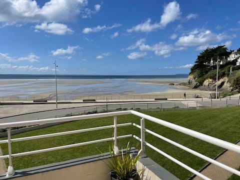 Beachfront apartment (2nd floor)