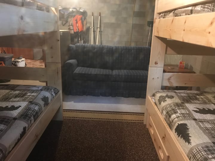 「Bear Den」设有白色雪松、一张纸牌桌和一张沙发。 所有装备都存放在地下。