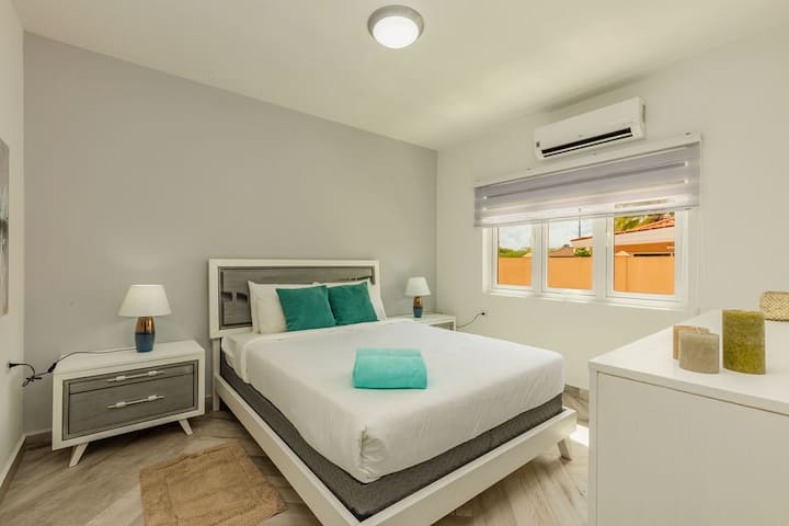 这间客房现代、明亮、宽敞。 配备标准双人床和宽敞的窗户，可让自然光进入。 有空调、边桌和台灯，非常适合夜间阅读或放松睡眠。