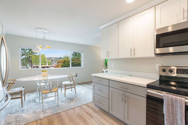 3BR Chic Queen Anne Retreat 4mi to DT Seattle -NEW gallery image 4