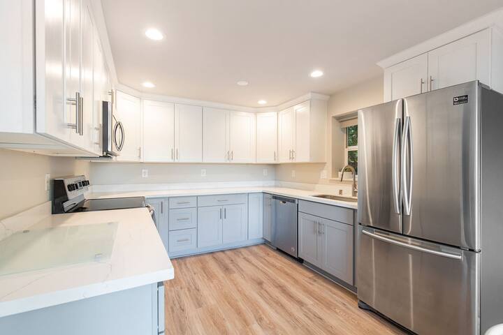 3BR Chic Queen Anne Retreat 4mi to DT Seattle -NEW gallery image 5