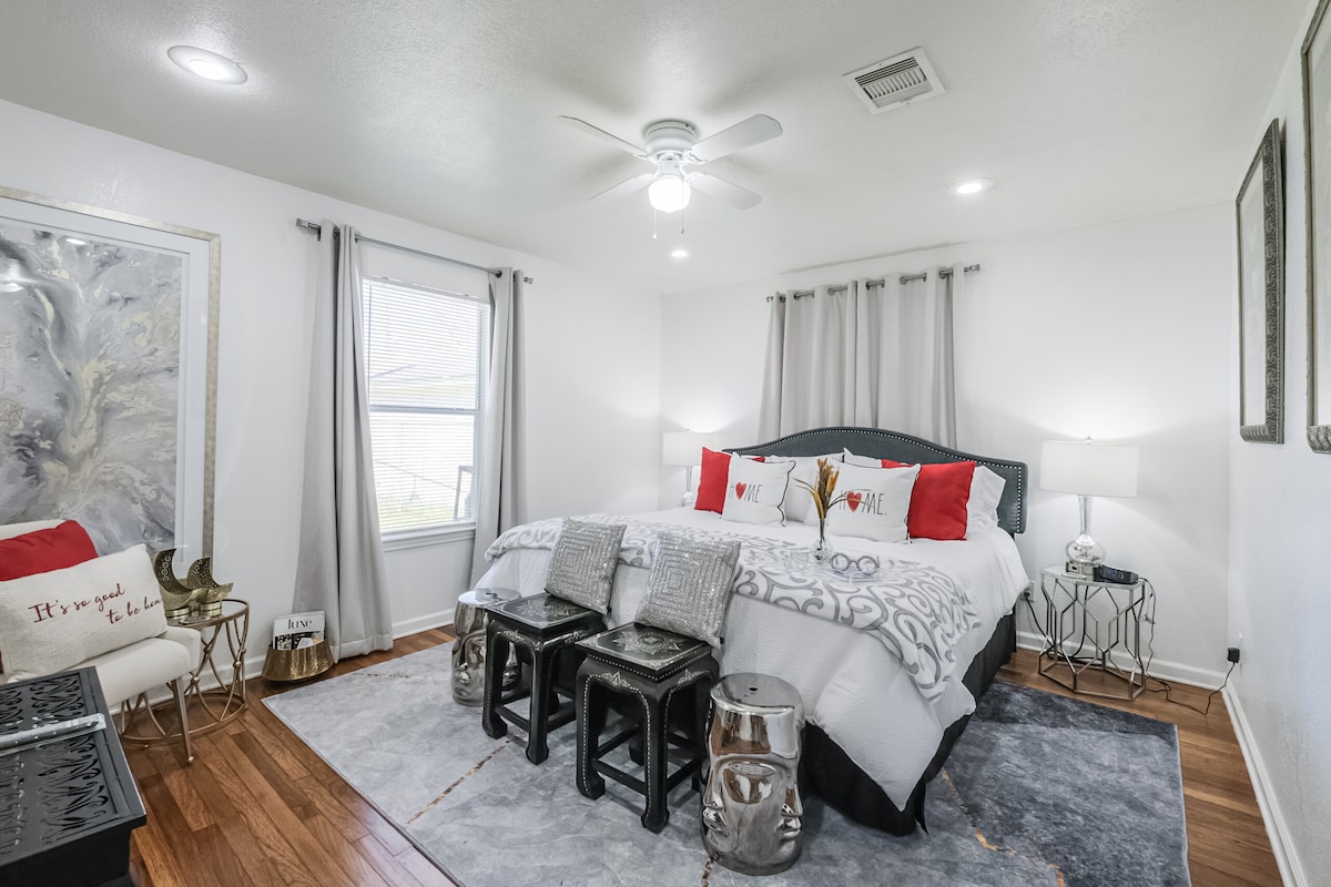 Dormitorio principal con cama tamaño king