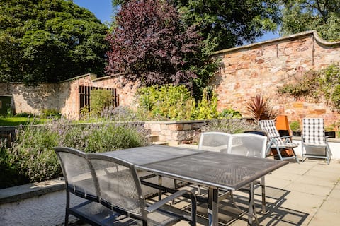 Garden Cottage in the heart of Crail.  Sleeps 8.
