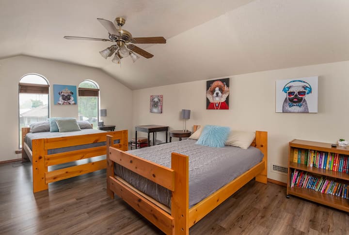 306 Chigley - Second bedroom upstairs. 