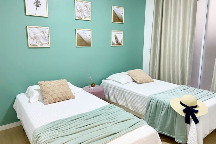 Chumba cha Turquoise na vitanda pacha na kitanda kilichojengwa.