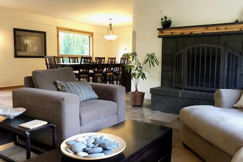 Top Airbnb: Country living walking distance from town in Squamish Lillooet C