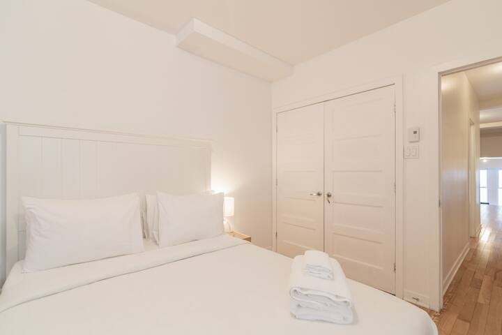 2BDR Downtown w/ Parking gallery image 5