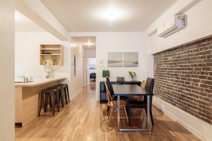 2BDR Downtown w/ Parking gallery image 3