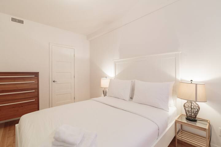 2BDR Downtown w/ Parking gallery image 4