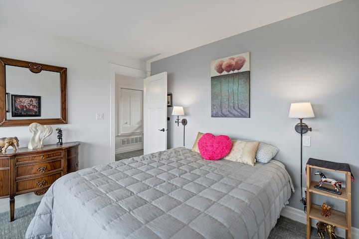 Ang iyong maluwang na pribadong silid - tulugan na nagpapakita ng pasukan mula sa bulwagan.