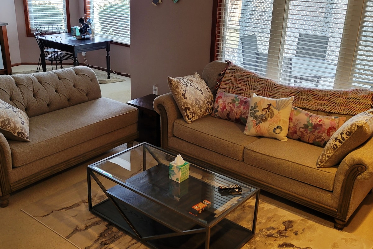 Удобно сместете се и опуштете се на нов мебел. Сакаме да се чувствувате како дома.