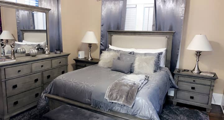 卧室1 （标准双人床）
床两侧的床头柜上都有充电站。
