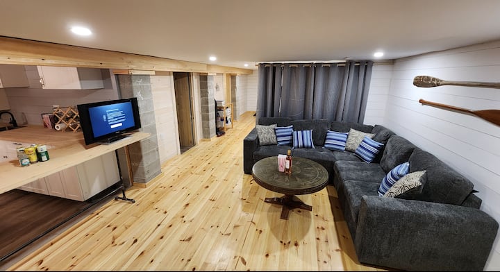 Тинејџерите (или возрасните) може да се опуштат во реновираниот долен кат