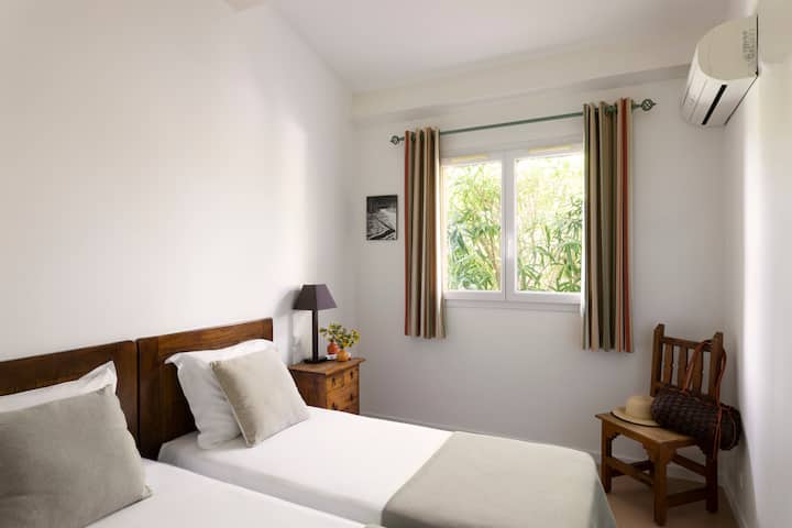 Спалня 3. 2 единични легла или 1 двойно легло