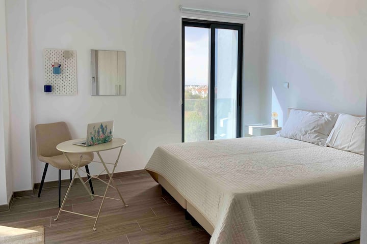 غرفة نوم ثانية مع طاولة قابلة للطي كمحطة عمل للكمبيوتر المحمول