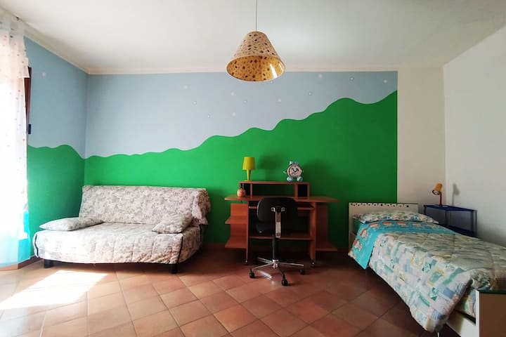 Спалнята разполага с единично легло, двоен разтегателен диван и кът за учене.