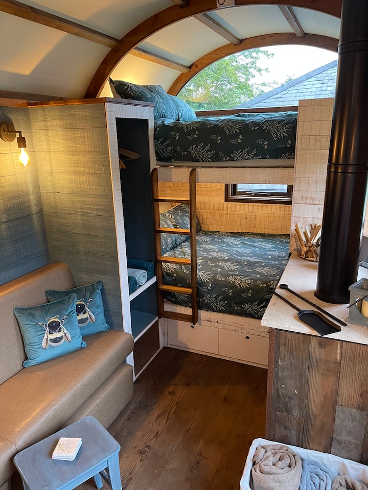 Chestnut Shepherds Hut - Southampton Airport (SOU)