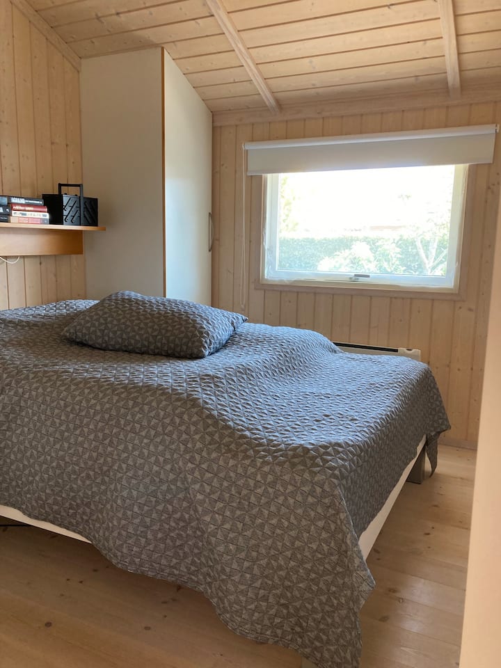 Cama doble elevada pequeña de aprox. 150 cm x 200 cm. 
Dos armarios con estantes y perchas. 